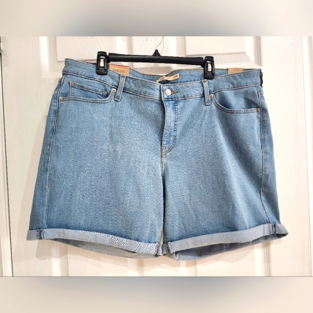 Levis mid rise Shorts (size 20)